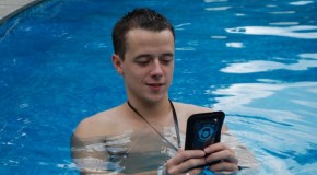 防水性は完璧！難点は操作性？「Acase+ ストラップ付 シースルー 防水ケース ブラック Waterproof Case for Apple iPhone5」
